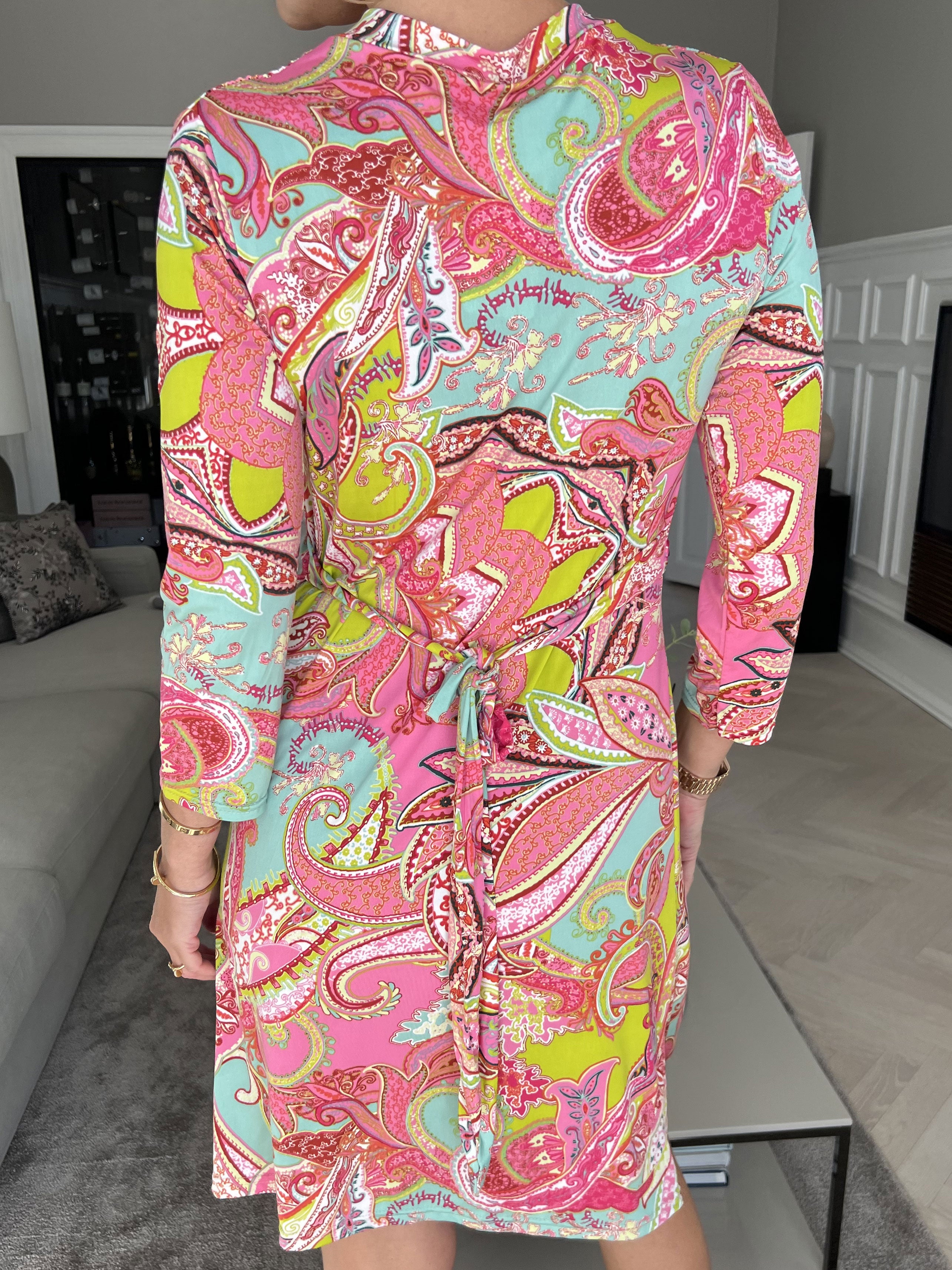 Inez - Elastisk mönstrad klänning med knut på bröstet